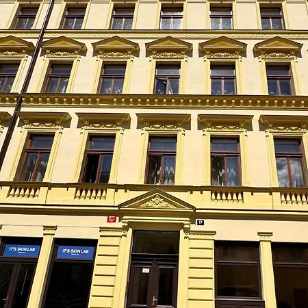 Classy Private Garden By Wenceslas Square 프라하